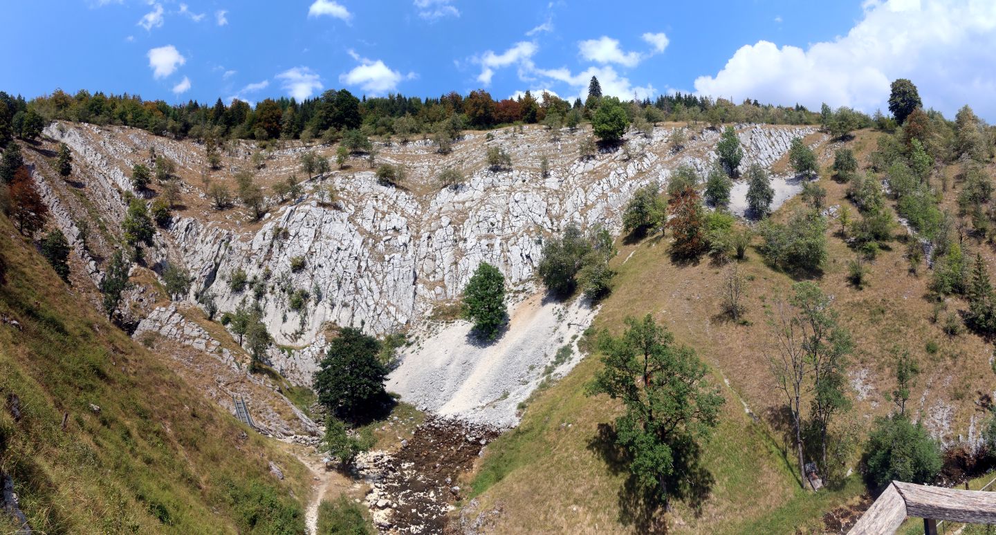 Pramen řeky Saine u Foncine-le-Haut, zcela suchý
